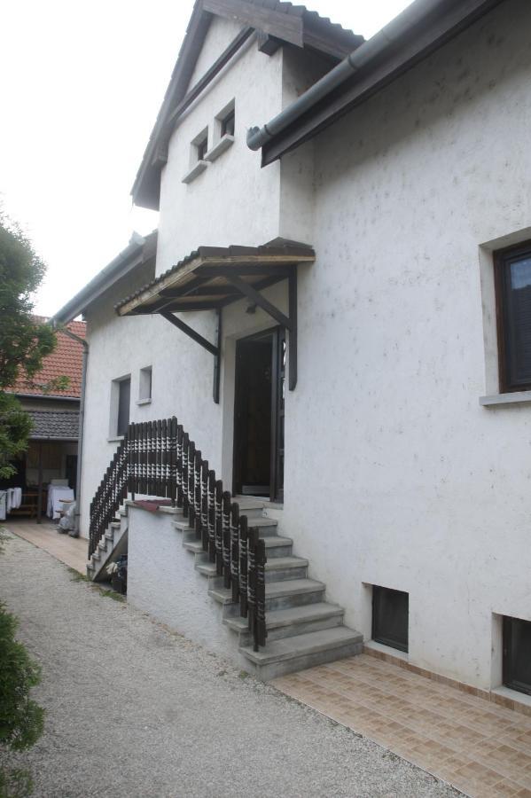 Szuzanna Fenyves Panzio Bed and Breakfast Siófok Exteriör bild