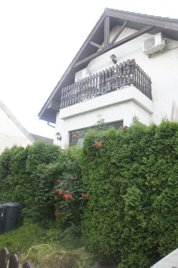 Szuzanna Fenyves Panzio Bed and Breakfast Siófok Exteriör bild