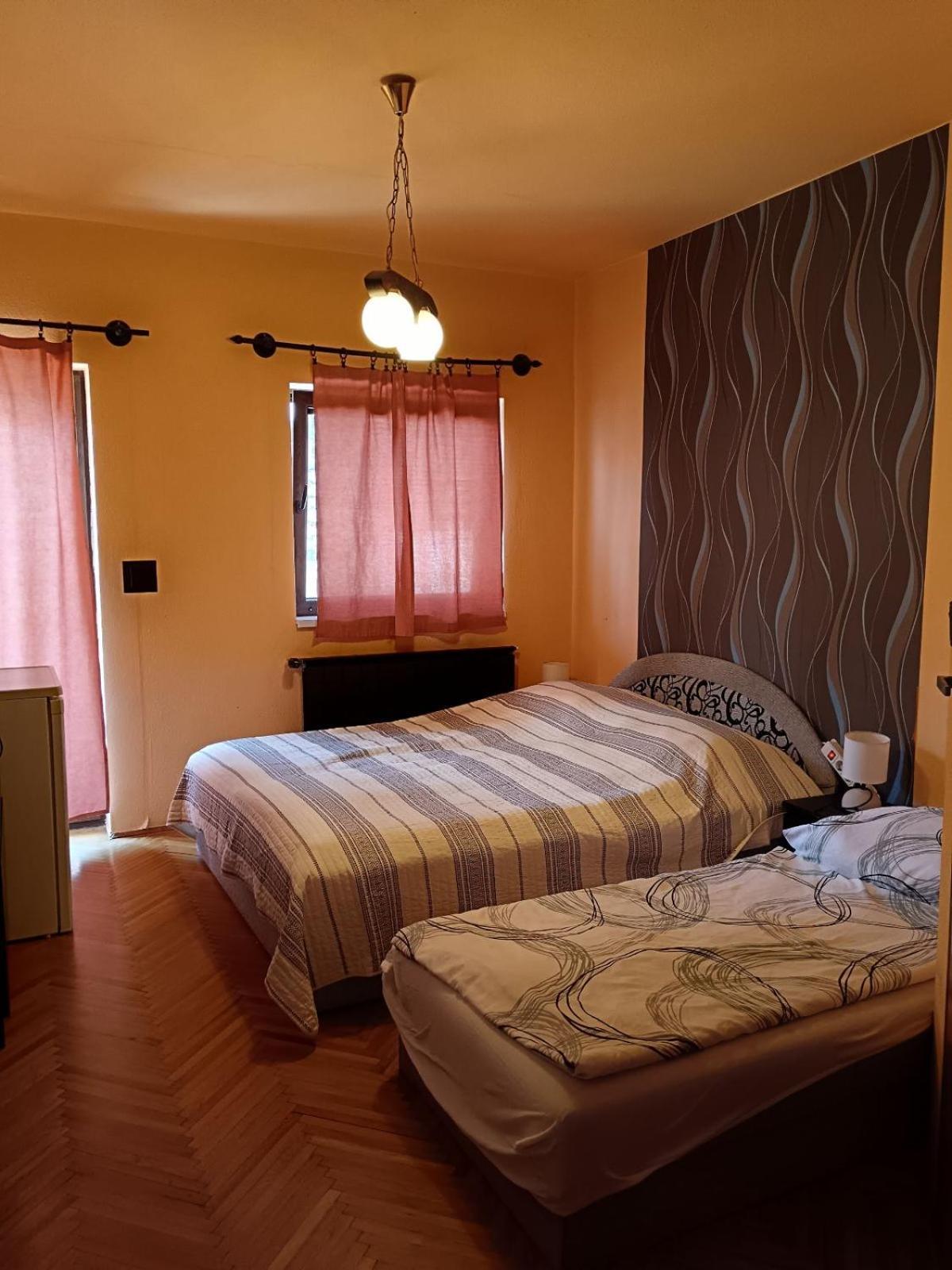 Szuzanna Fenyves Panzio Bed and Breakfast Siófok Exteriör bild